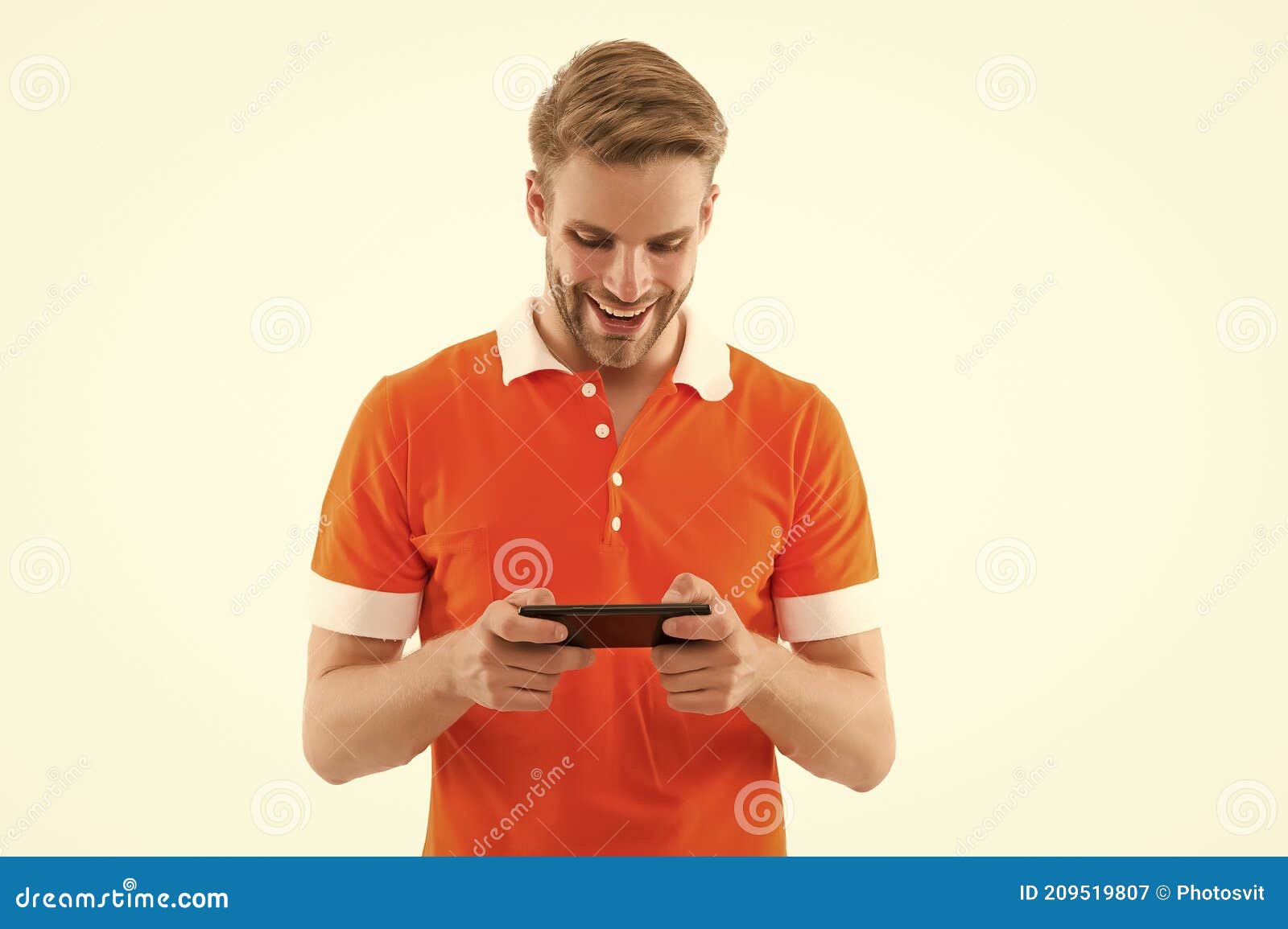 Instalar Jogo. Jogos Incríveis. Reparação Móvel. Homem Bonito Feliz  Segurando Telefone Celular 5g Conexão Rápida. Móvel Imagem de Stock -  Imagem de feliz, rede: 209519807