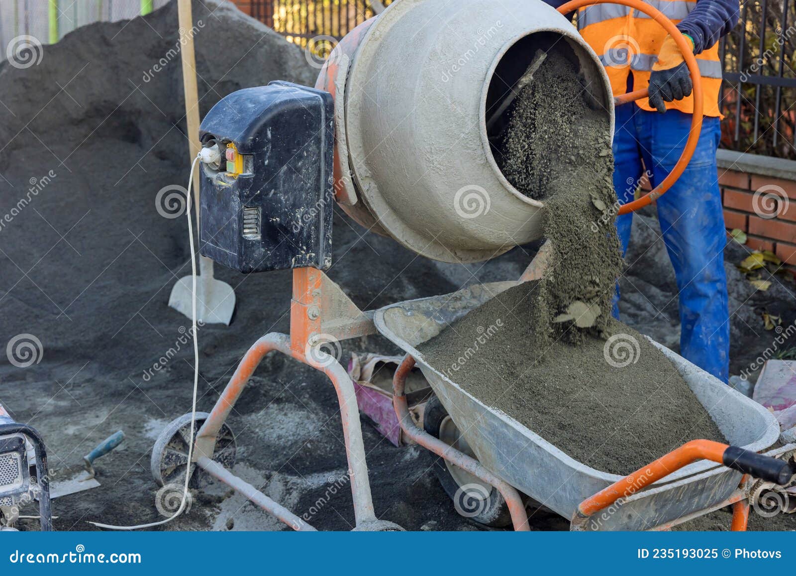 Installation De Préparation En Cours Avec Mélange D'une Base Sableuse Pour  Briques De Pierre Image stock - Image du construction, matériel: 235193025