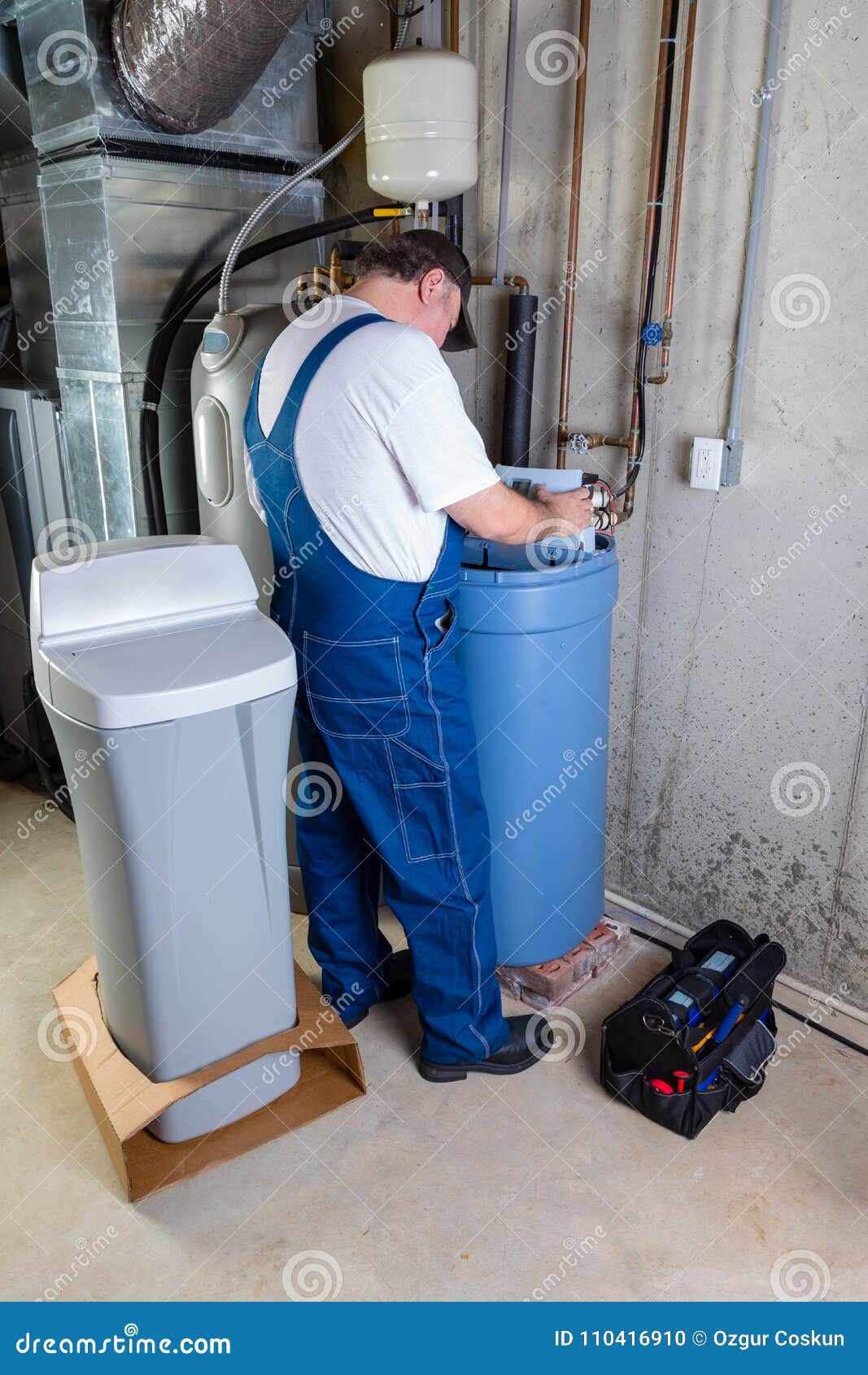 Worker Settings Gutter Grounding Clamp Stock Photography