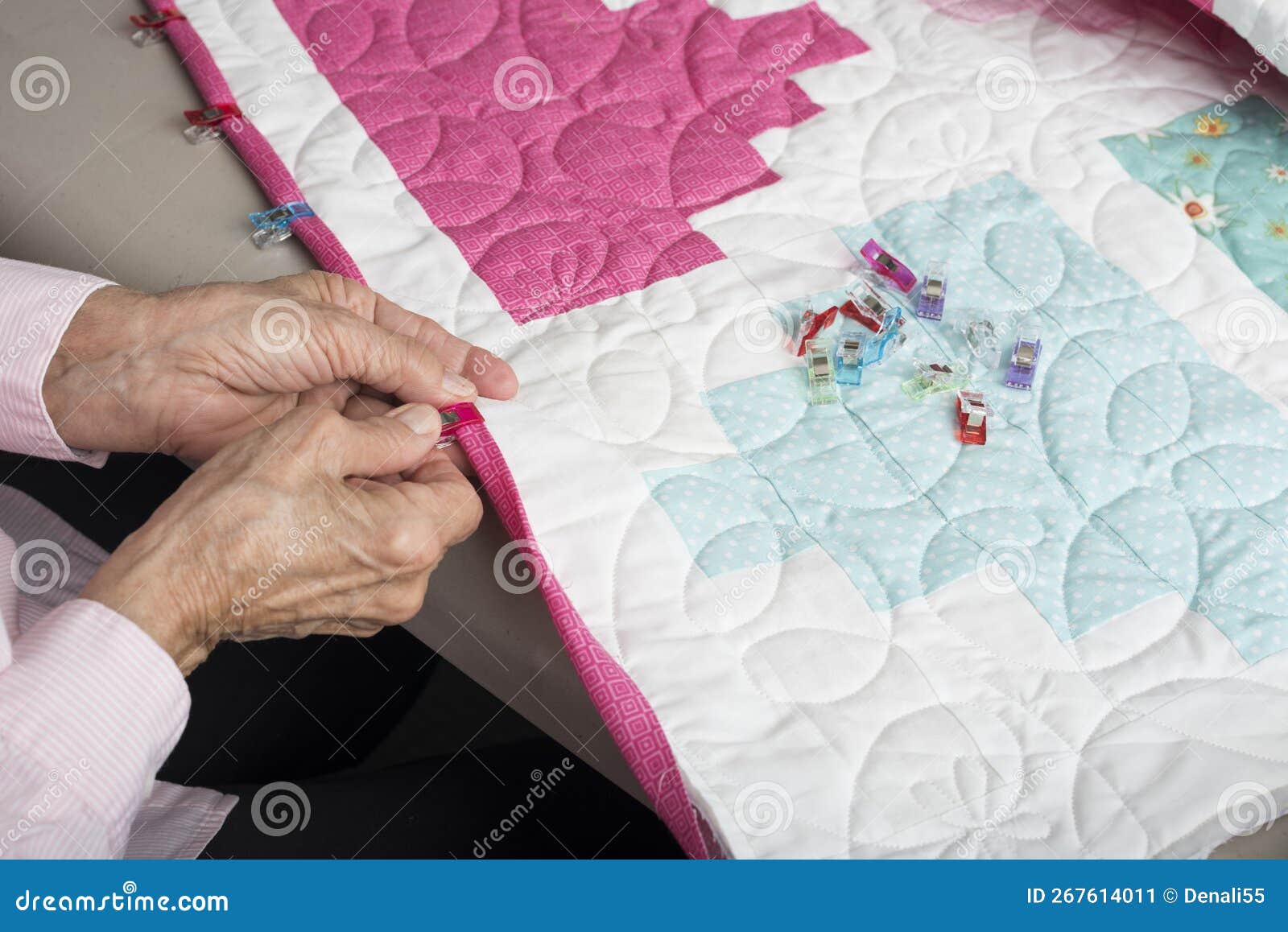 Installing Binding Clips To Quilt Stock Image - Image of hands, quilter:  267614011