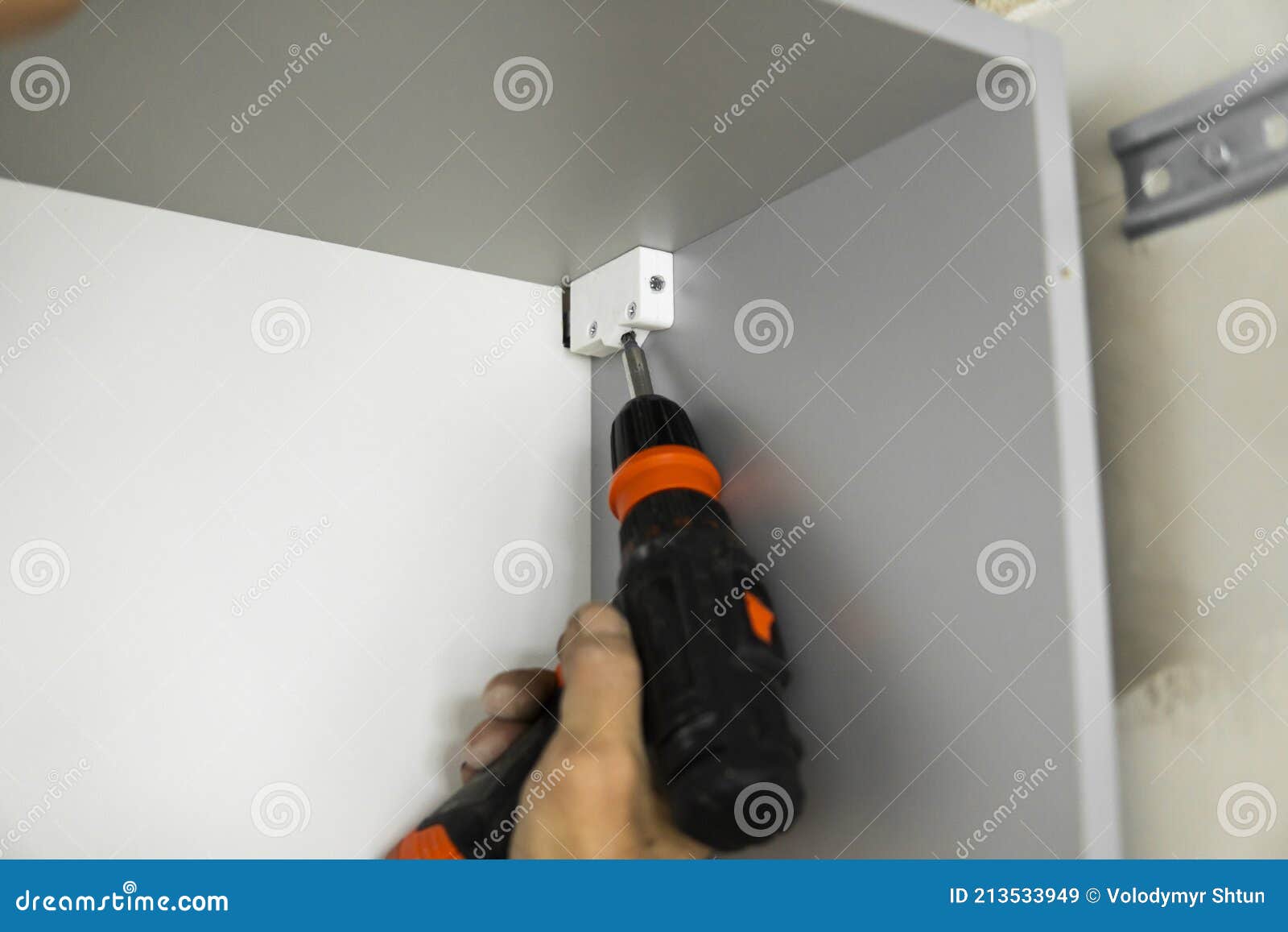 Installing a Hardware Kitchen Suspension Brackets on a Custom