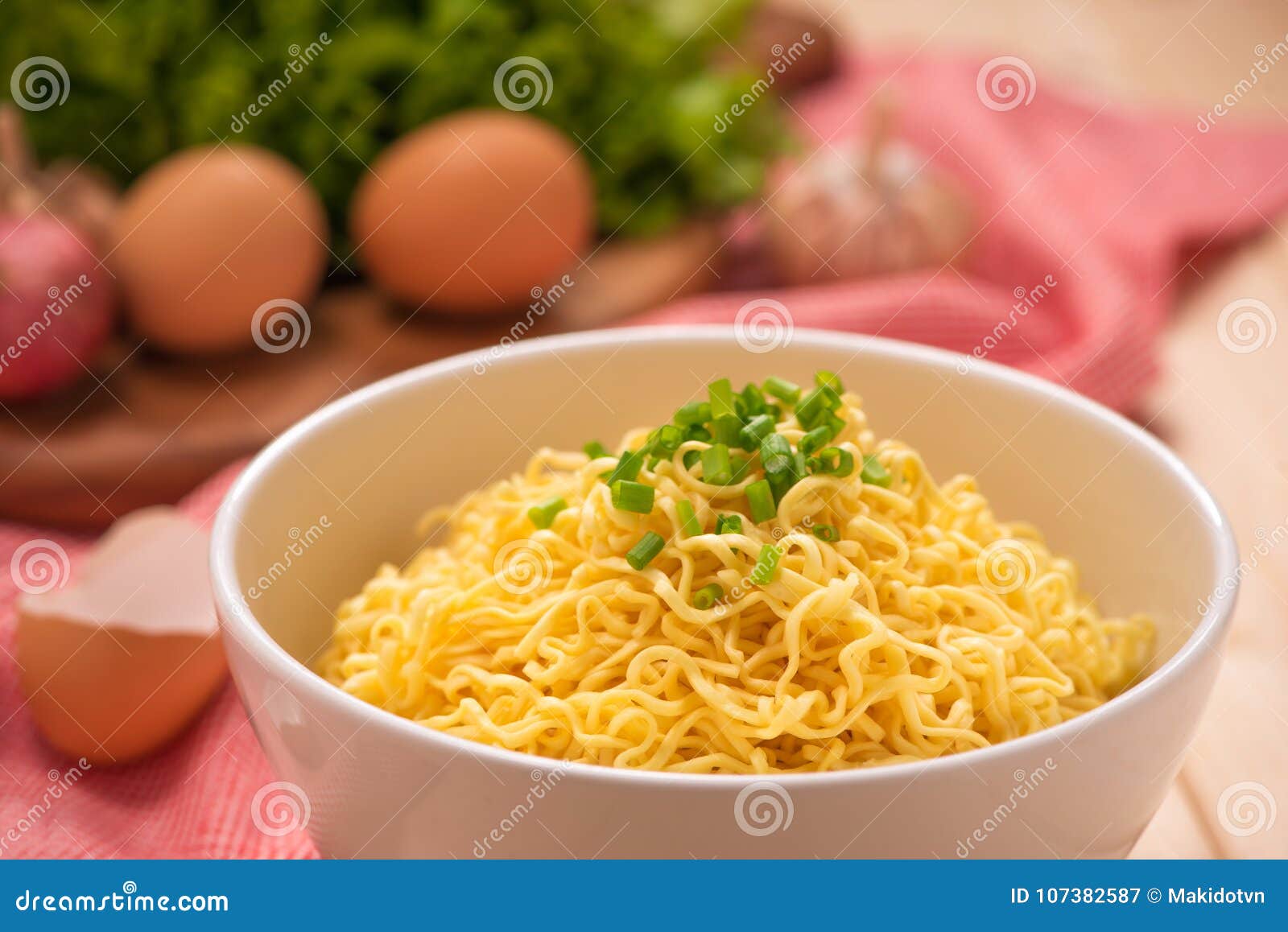 Instant Noodles in Bowl with Vegetable. Stock Image Image of vegetable, eating 107382587