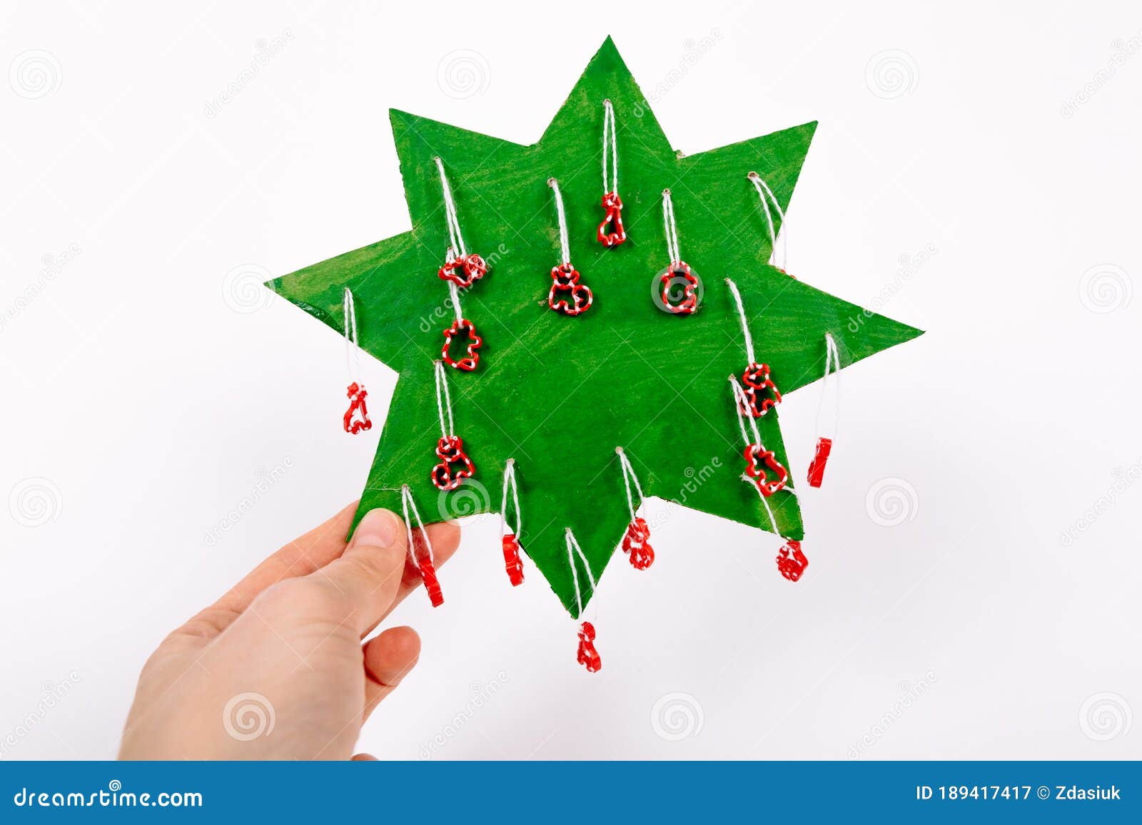Instruções Passo a Passo Sobre Como Fazer árvore De Natal. Papelão Verde Em  Forma De Estrela Imita Galhos. Macarrão Imagem de Stock - Imagem de linha,  caseira: 189417417
