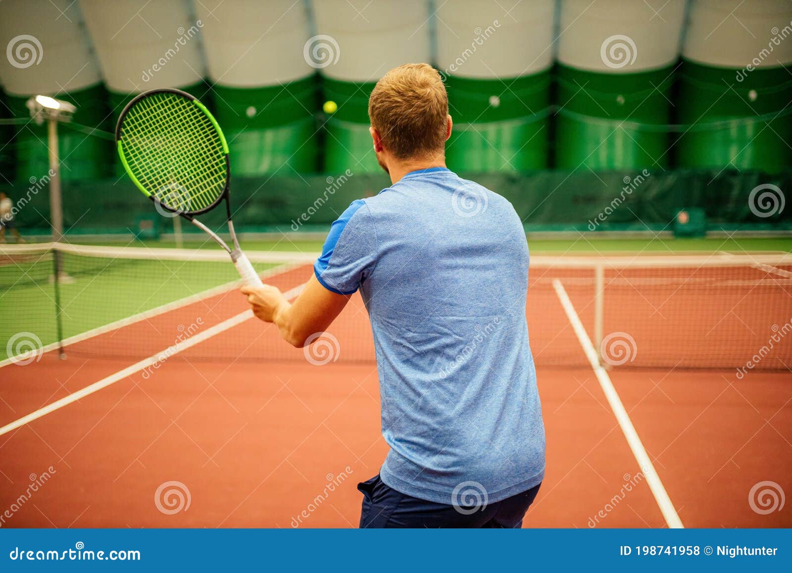 Instructor O Entrenador Enseñando Jugar Al Tenis En Un Patio Interior Foto de archivo - Imagen de equipo, ajuste: 198741958