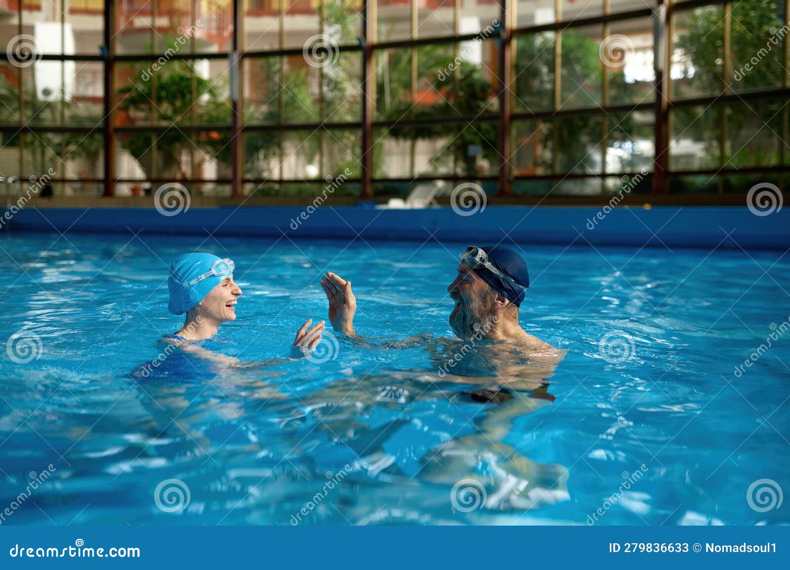 Una mujer joven está haciendo fitness en la piscina. nadar en la