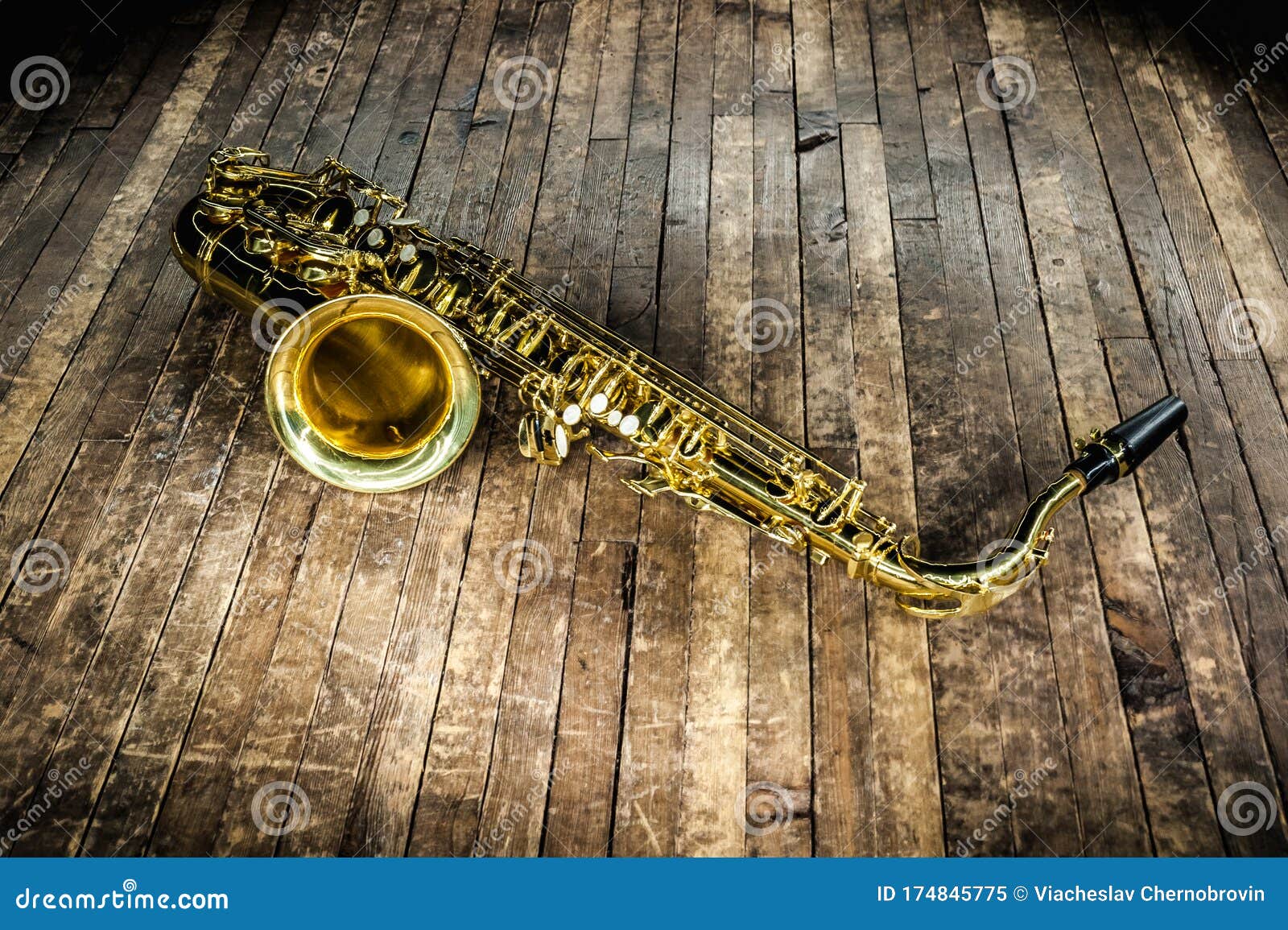 Instrument à Vent D'or Du Saxophone Sur Scène En Bois Brun Image
