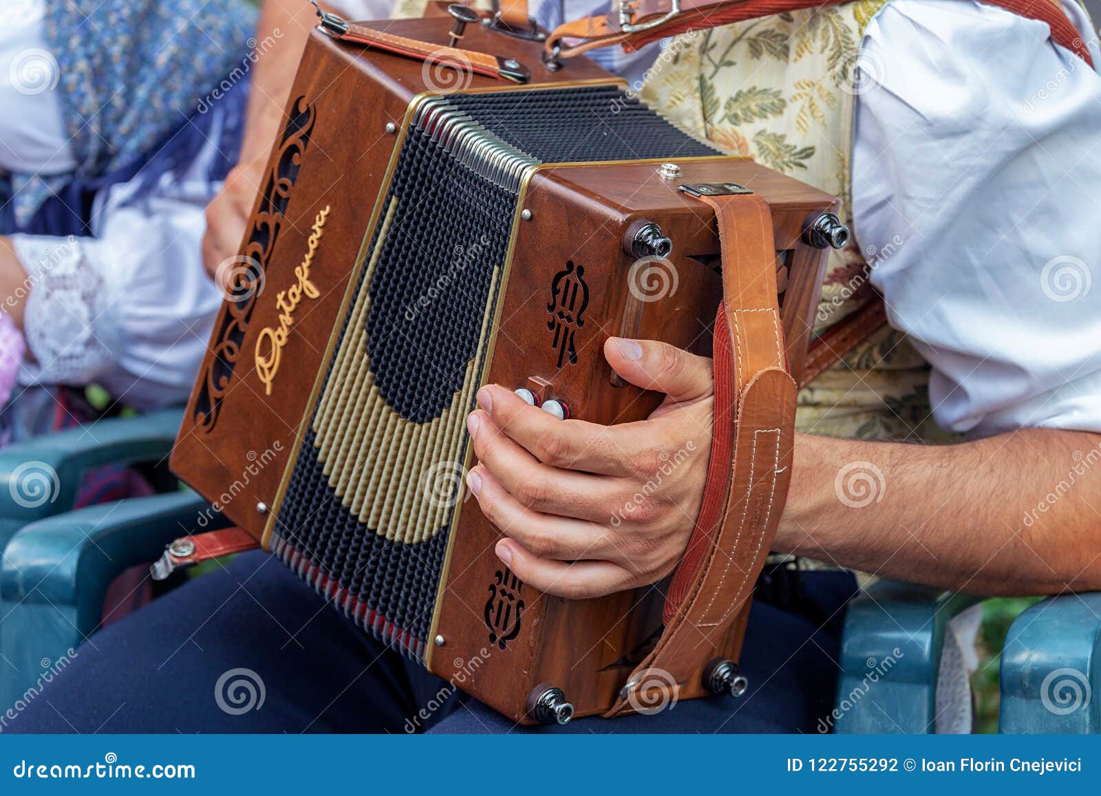 Desmantelar civilización George Bernard Instrumento Musical Típico De Tradiciones Musicales Italianas Fotografía  editorial - Imagen de retro, gente: 122755292