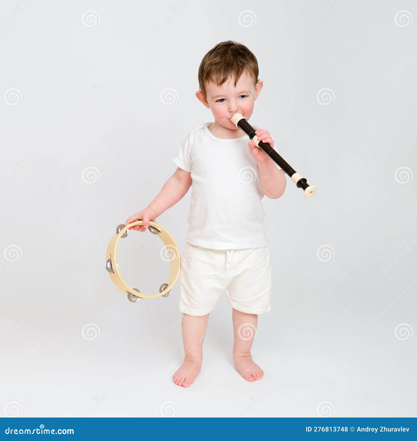 Instrumentos Musicales De Juego De Bebé Feliz Con Fondo Blanco De Estudio.  7.º Morada Foto de archivo - Imagen de muchacho, cara: 276813748