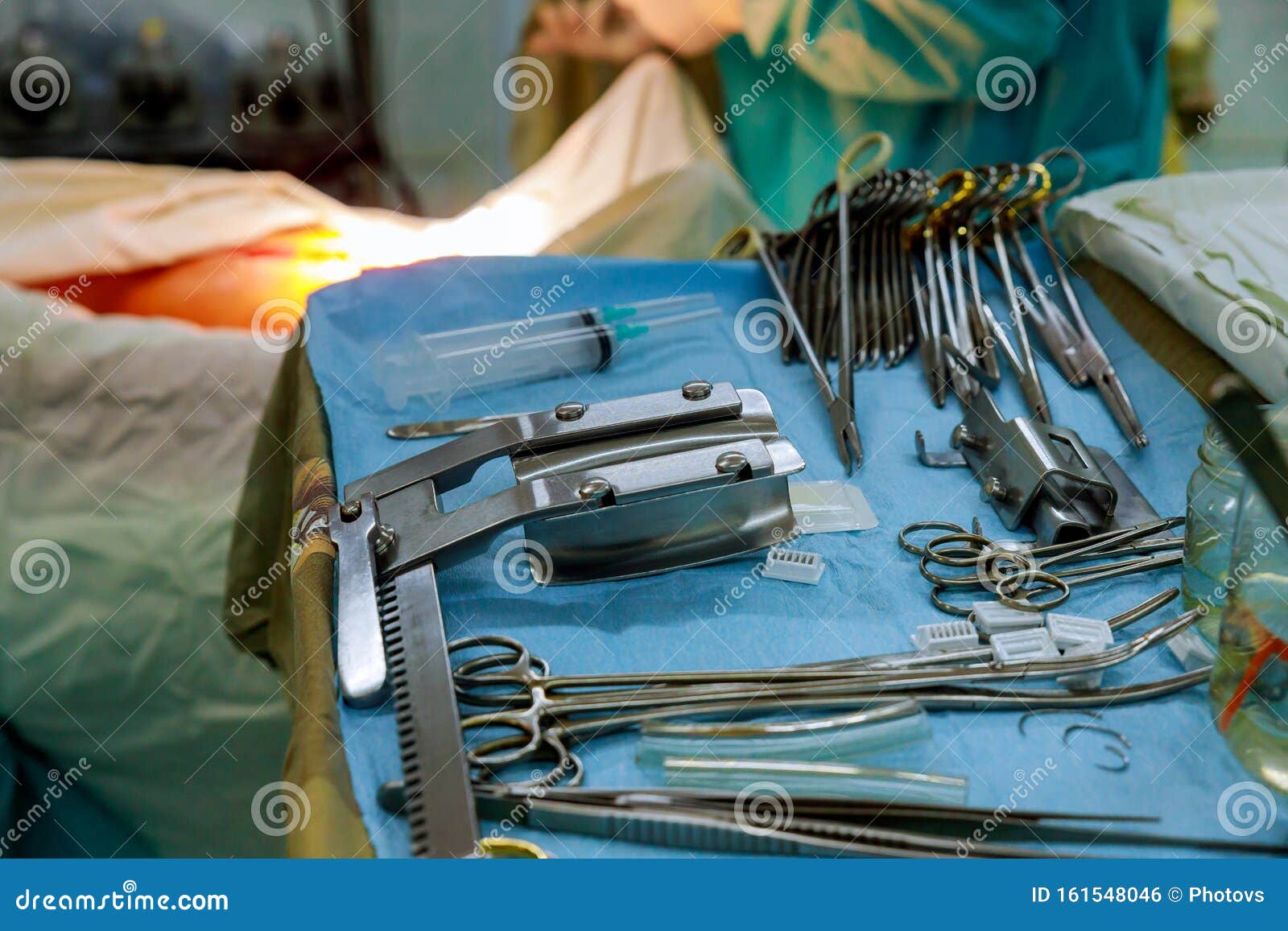 victoria Tubería Húmedo Instrumentos Quirúrgicos En Sala De Operaciones Foto de archivo - Imagen de  funcionamiento, operativo: 161548046