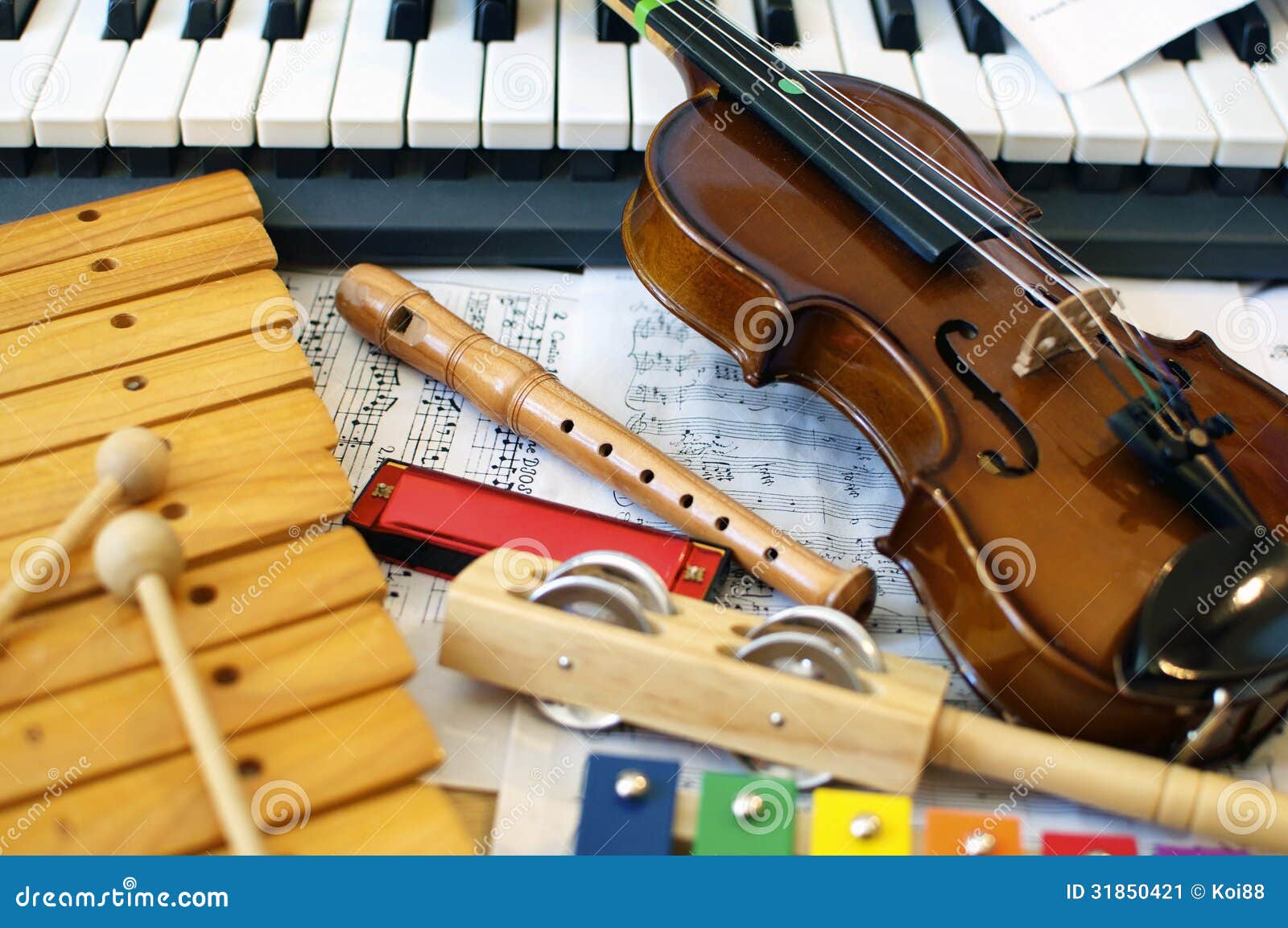 Instruments De Musique Pour Des Enfants Image stock - Image du rayure,  pièce: 31850421