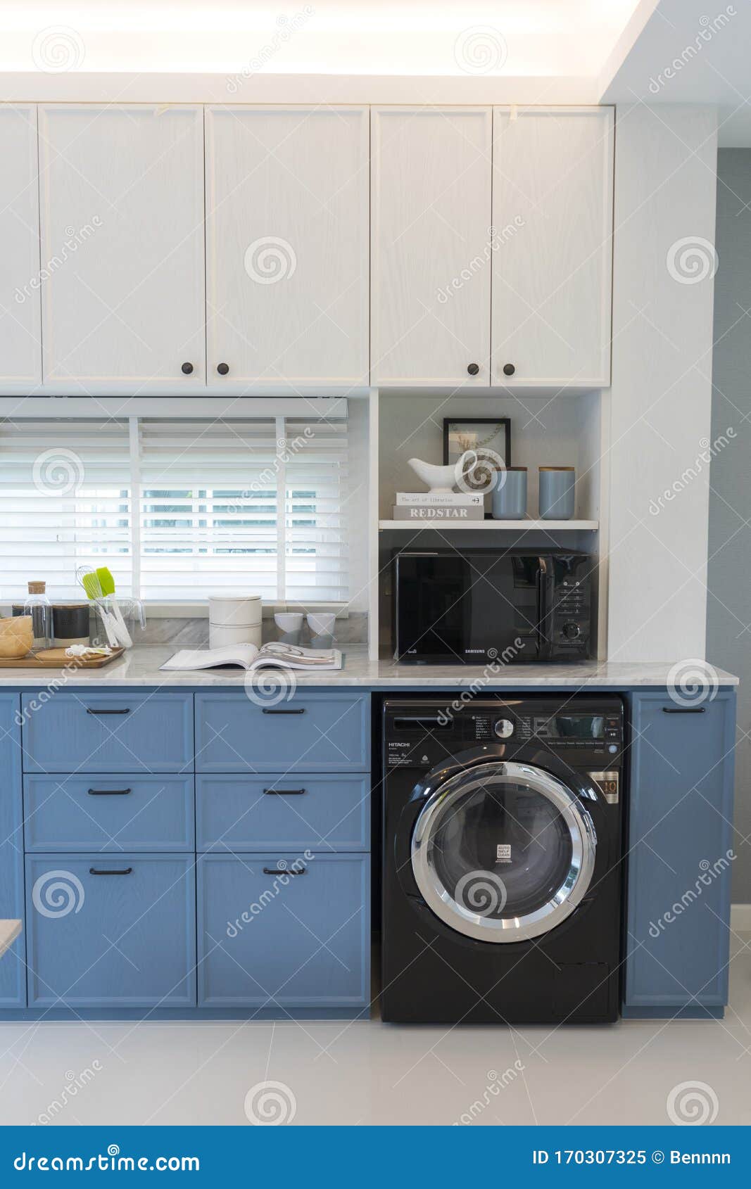 Intérieur De Cuisine Avec Lave-linge. Image stock - Image du