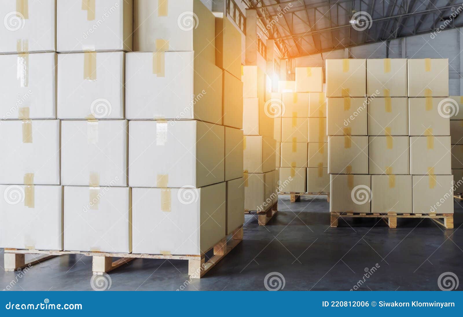 Intérieur De L'entrepôt De Stockage. Empilé De Boîtes à Colis Sur Palette  En Bois Dans L'entrepôt. Boîtes D'expédition. Importatio Photo stock -  Image du porter, distribution: 220812006