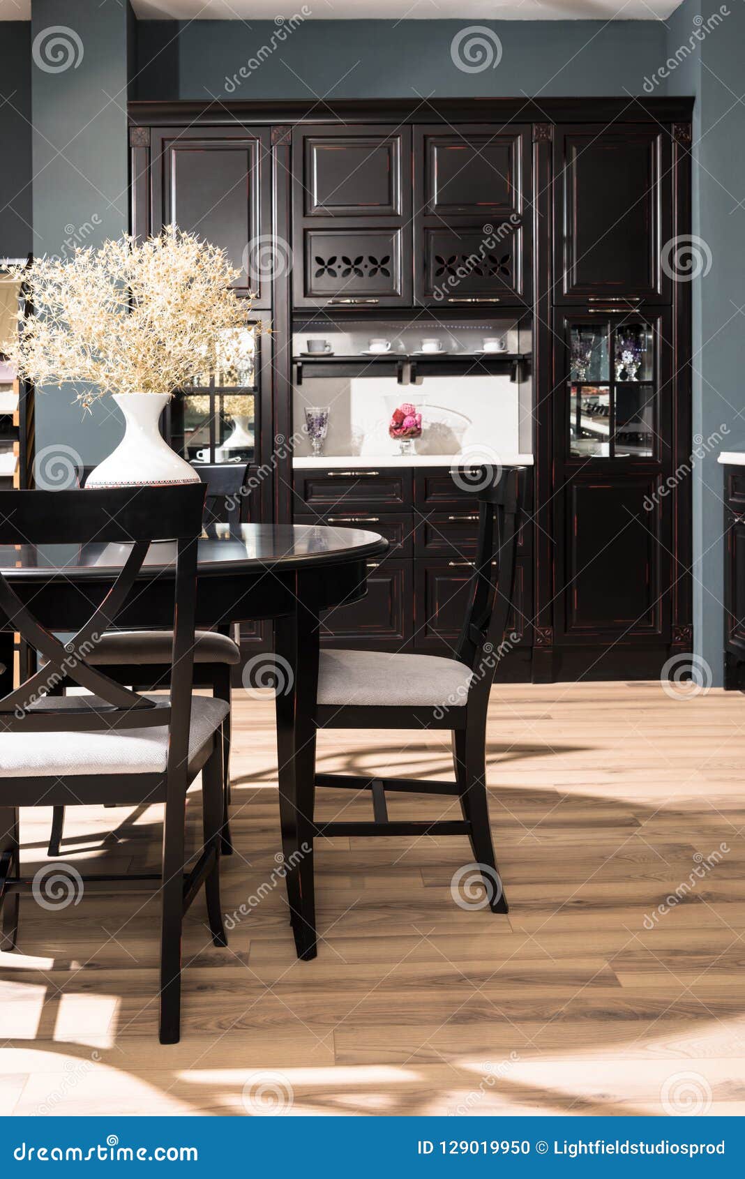 Interieur De Salle A Manger Moderne Avec Le Vase Noir A Meubles De