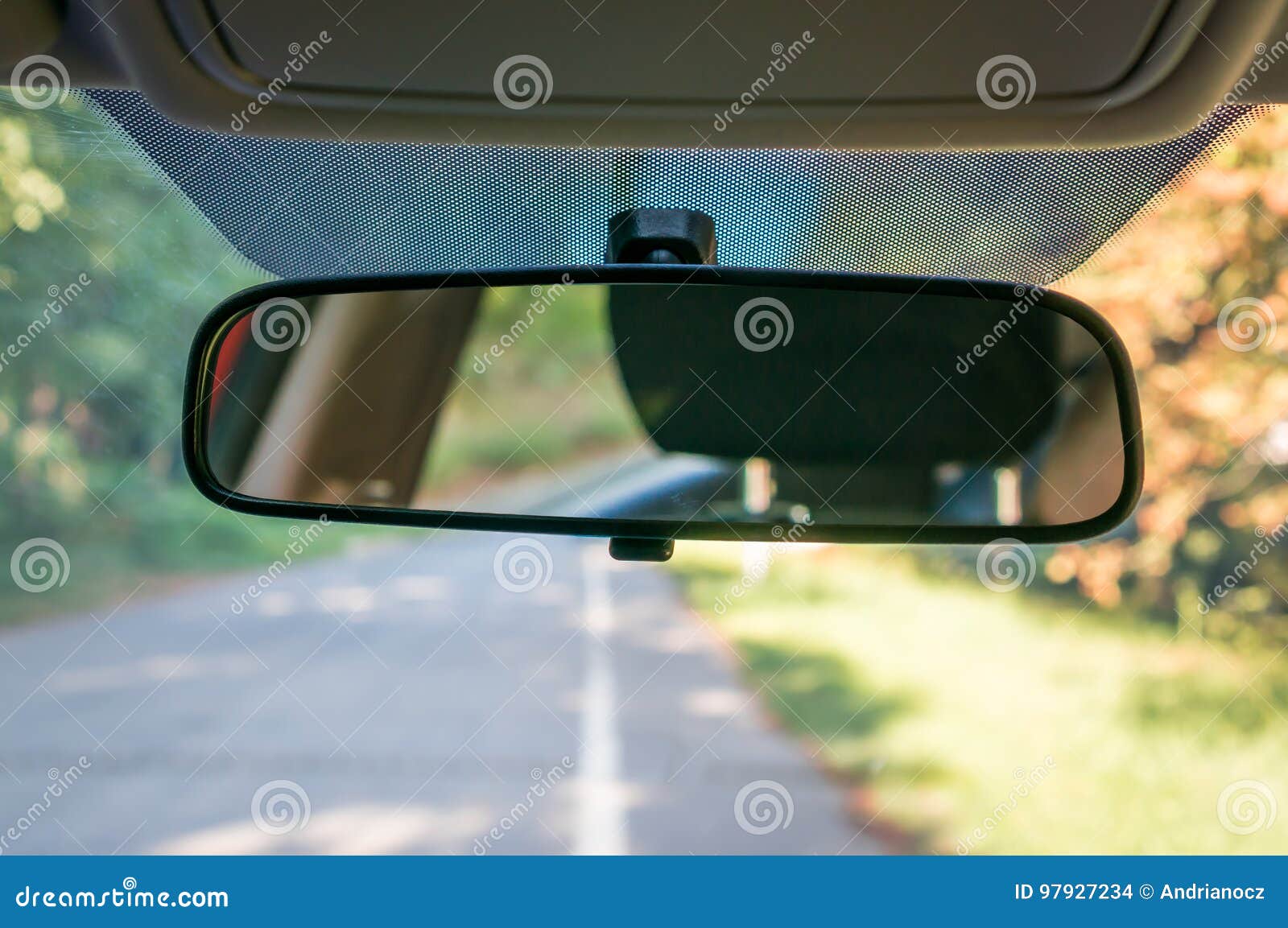 Intérieur De Voiture Avec Le Miroir Et Le Pare-brise De Vue