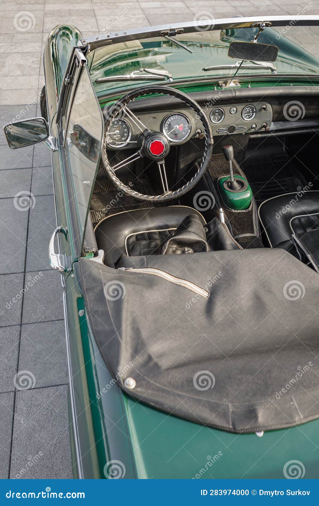 Intérieur Du Véhicule D'une Voiture Moderne Avec Bouton De Commande. Volant  Avec Boutons Multifonctions