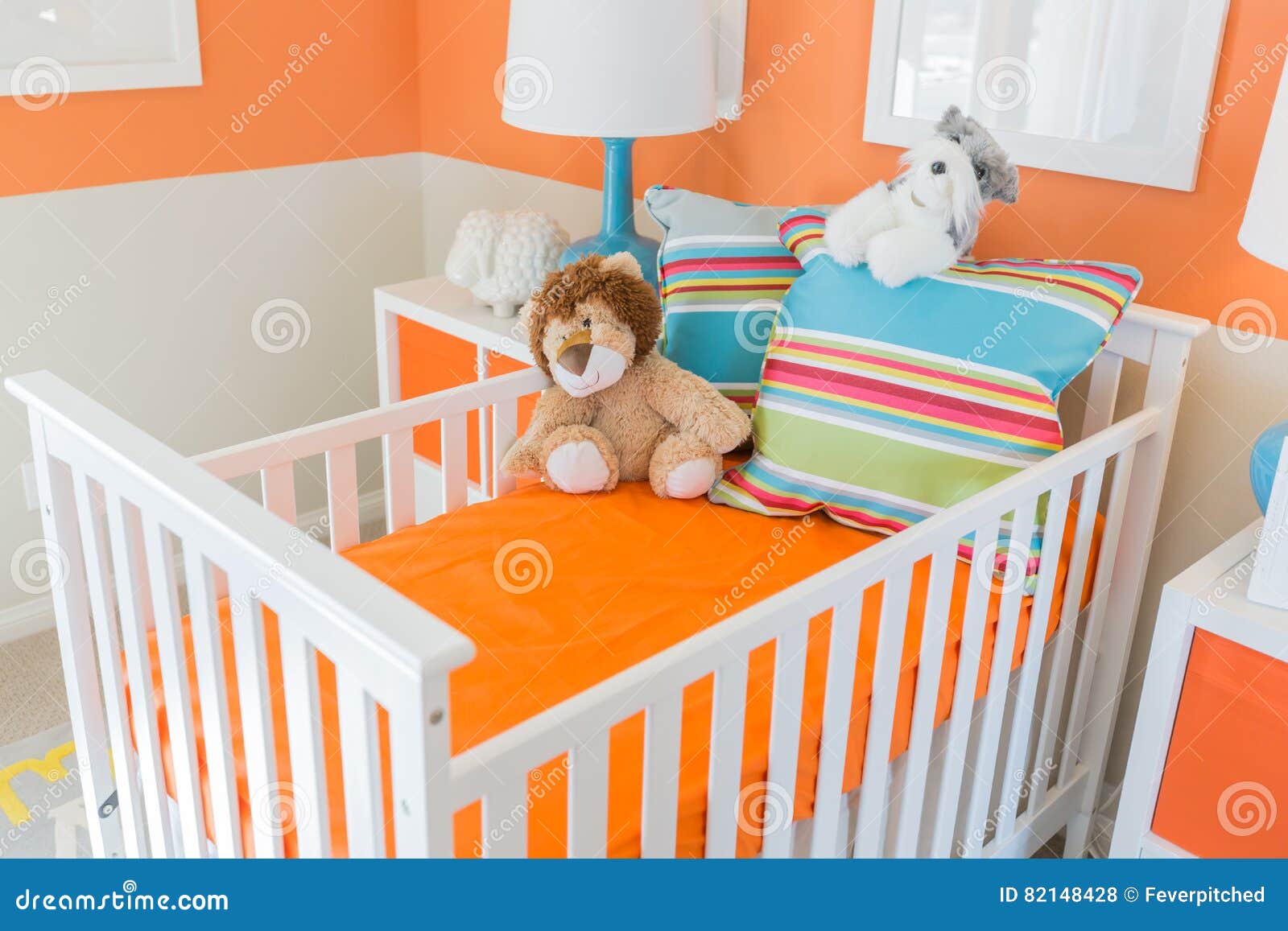 Interieur Orange Lumineux De Piece De Bebe De Chambre Photo Stock Image Du Lampe Menuiserie Interieur Orange Lumineux De Piece De Bebe De Chambre Photo Stock Image Du Lampe Menuiserie
