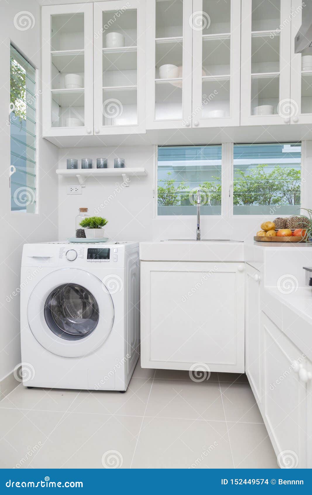 https://thumbs.dreamstime.com/z/int-rieur-de-cuisine-moderne-avec-la-machine-laver-m-rissez-femme-faisant-blanchisserie-152449574.jpg