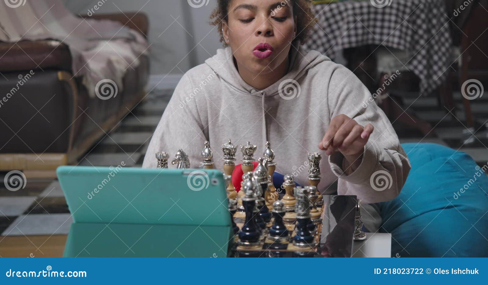 Intelligente Afrikanisch Amerikanische Junge Frau Sitzen Zu Hause Auf Coronavirus Lockdown Spielen Schach Online