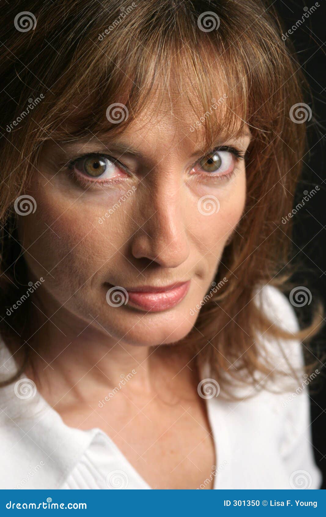 Intensive Augen. Eine Nahaufnahme einer schönen Frau mit grünen Augen und einem intensiven Ausdruck.