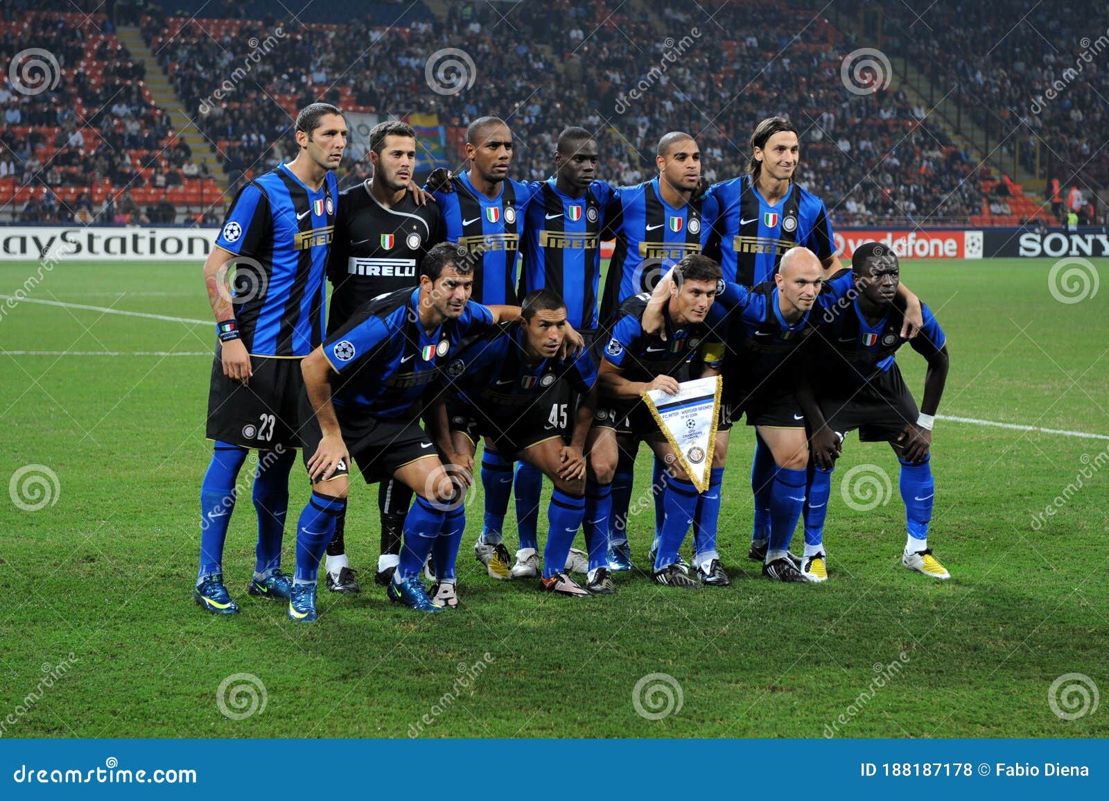 Inter team hi-res stock photography and images - Alamy