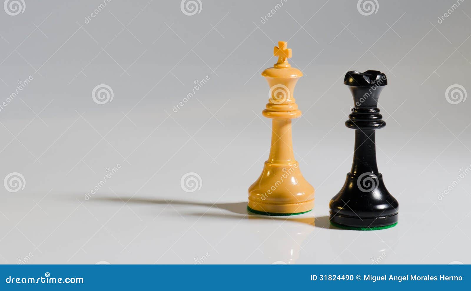 Foto de Imagem Preta Rei Xadrez Real Isolado Em Fundo Branco e mais fotos  de stock de Rainha - Peça de xadrez - iStock