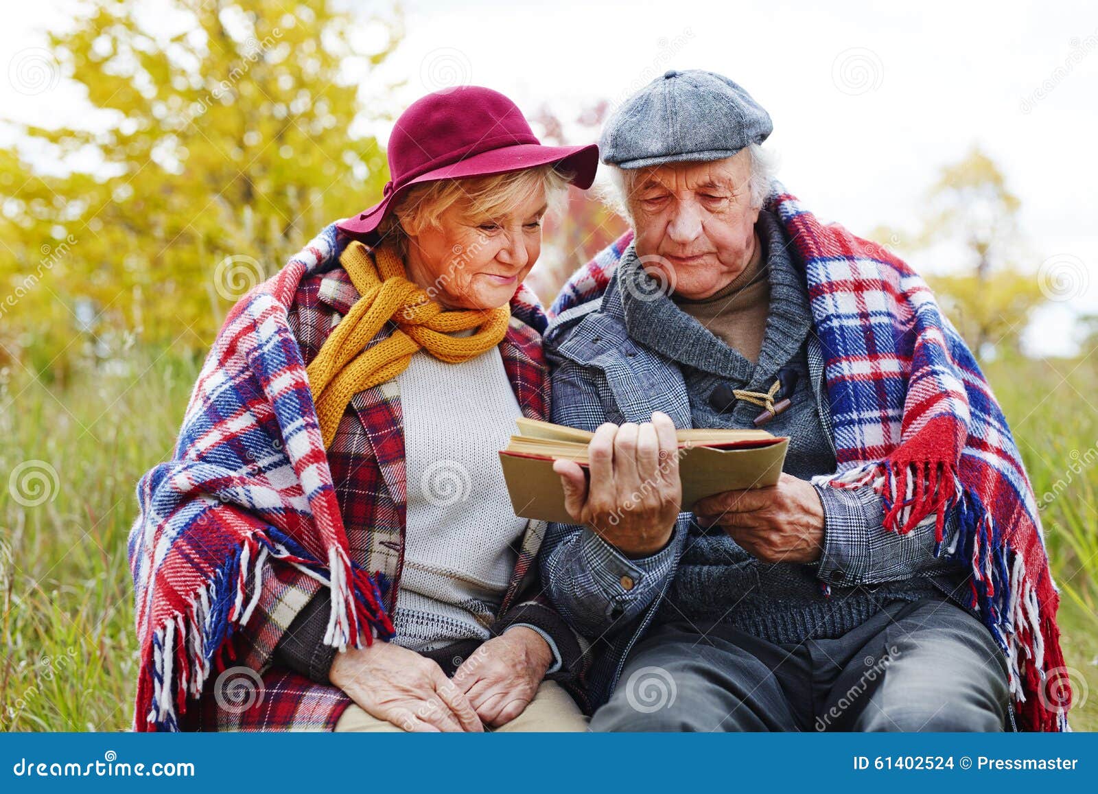 Interessantes Buch stockfoto. Bild von kaukasisch, älter - 61402524