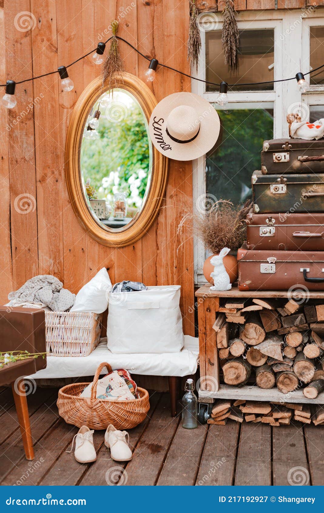 Interieur Des Sommers Land Gemütlich Holz Rustikale Terrasse Mit Vintage- Zubehör Möbel. Atmosphärischer Innenraum Stockbild - Bild von lehnsessel,  pergola: 217192927