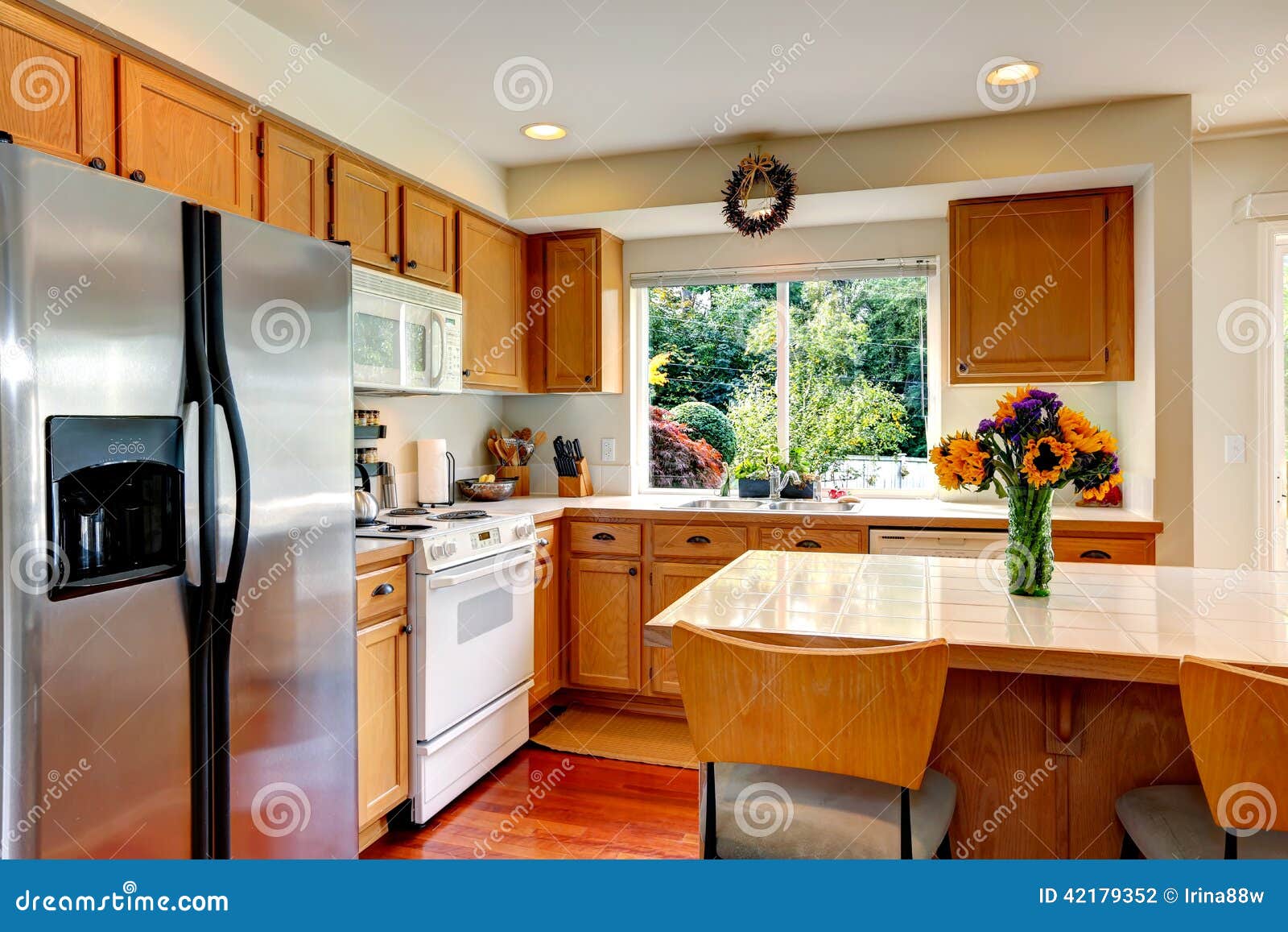 Cocina Luminosa Con Ventanas. La Habitación Tiene Una Nevera