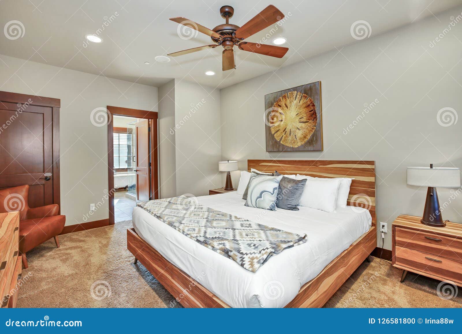 Interior Acogedor Del Dormitorio Principal Con Muebles De Madera Foto