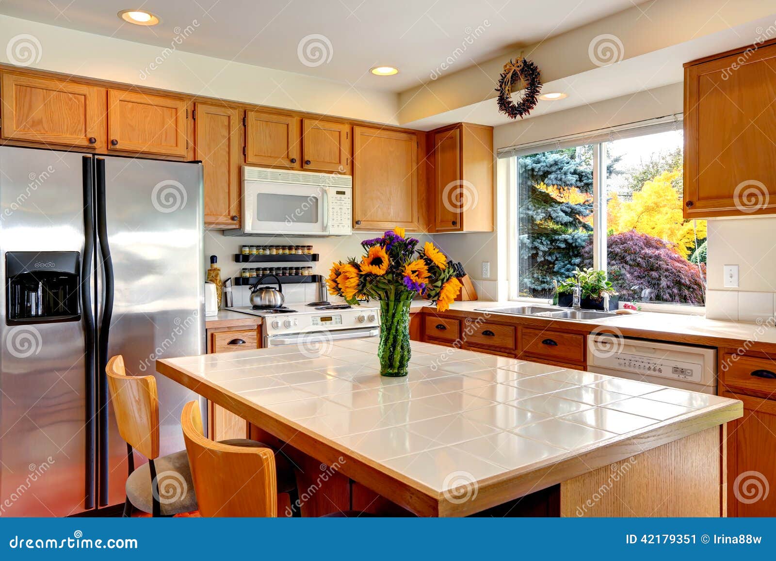 Interior Acolhedor Da Cozinha Com Ilha E Janela Imagem De Stock Interior Acolhedor Da Cozinha Com Ilha E Janela Imagem De Stock