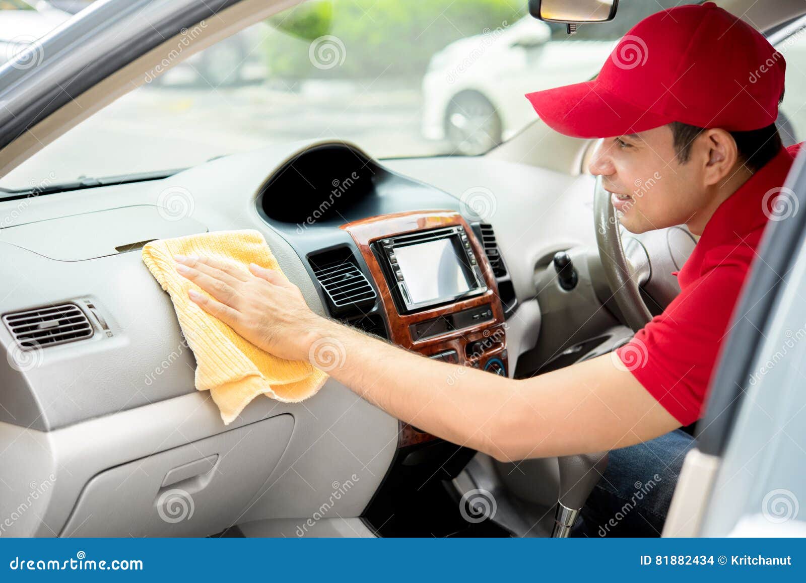 Interior Auto Del Coche De La Limpieza Del Personal De Servicio Foto de  archivo - Imagen de limpiador, hombre: 81882434