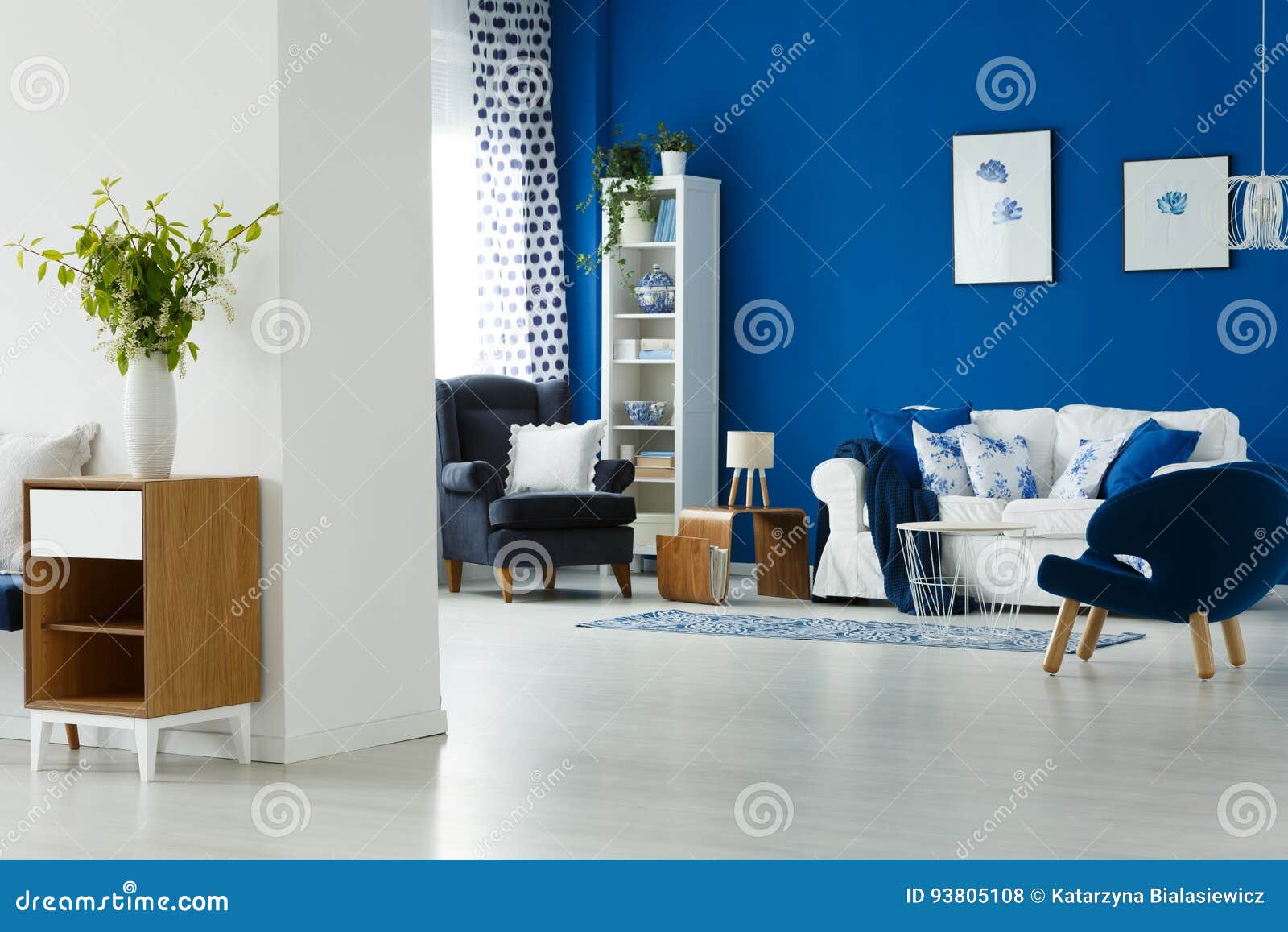Interior azul y blanco acogedor de la sala de estar