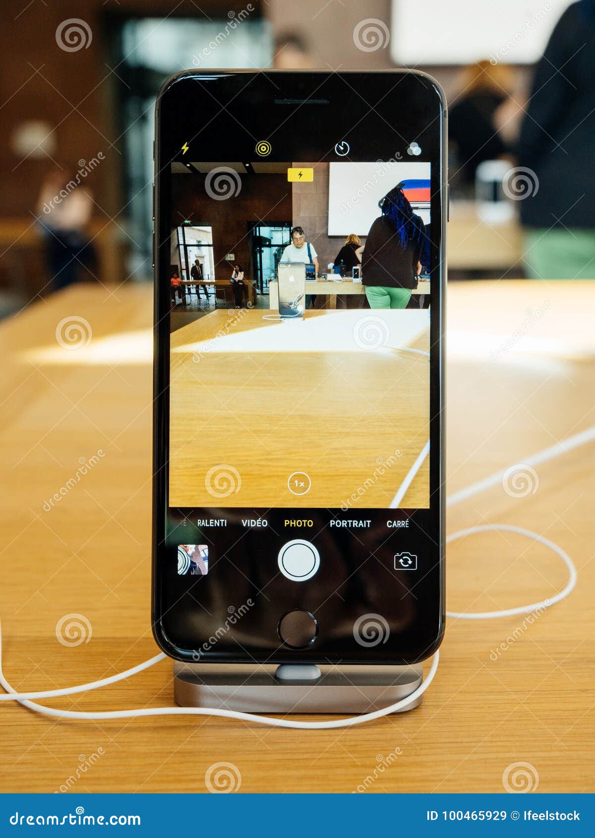 Een goede vriend weten Eigenlijk Interior Camera App New IPhone 8 and IPhone 8 Plus in Apple Store Editorial  Stock Image - Image of screen, illustrative: 100465929
