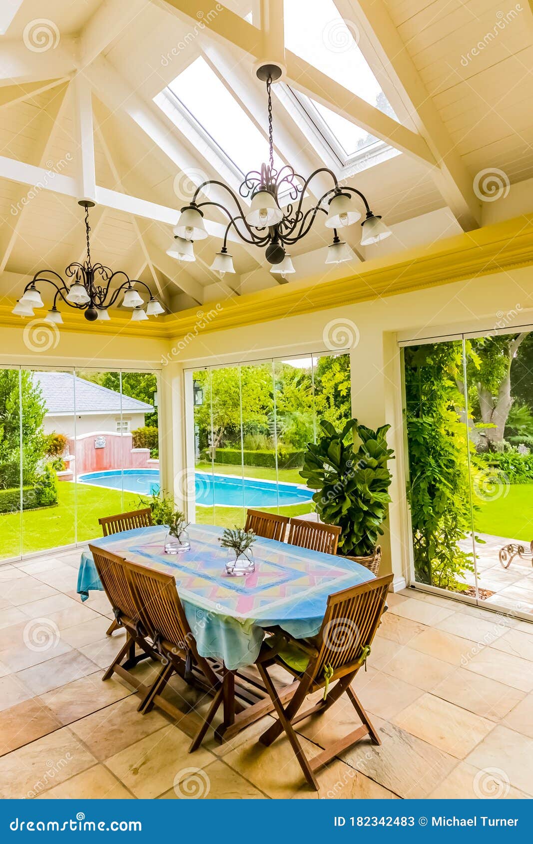 Interior Comedor Con Techo Acristalado De Luz Solar En Una Casa De Gama  Alta a Las Afueras Foto de archivo editorial - Imagen de bungalow, sitio:  182342483