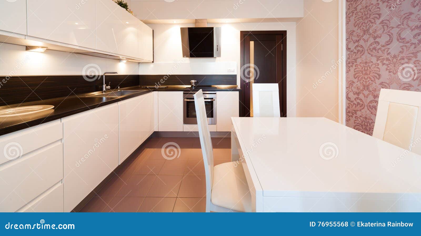 Interior Cor Clássica, Branca E Marrom Da Cozinha Foto de Stock - Imagem de  estilo, hotel: 76955568, image size:1600x899