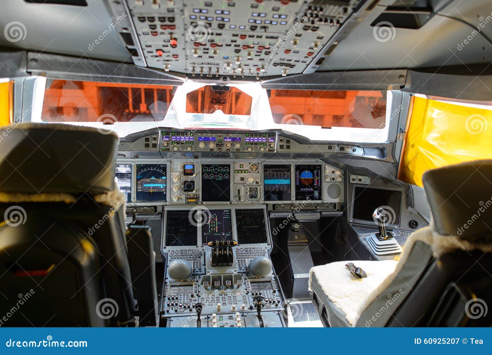 Interior Da Cabine De Pilotagem Do Emirates A380-800 Fotografia Editorial -  Imagem de portador, jato: 60925207, image size:1600x1155