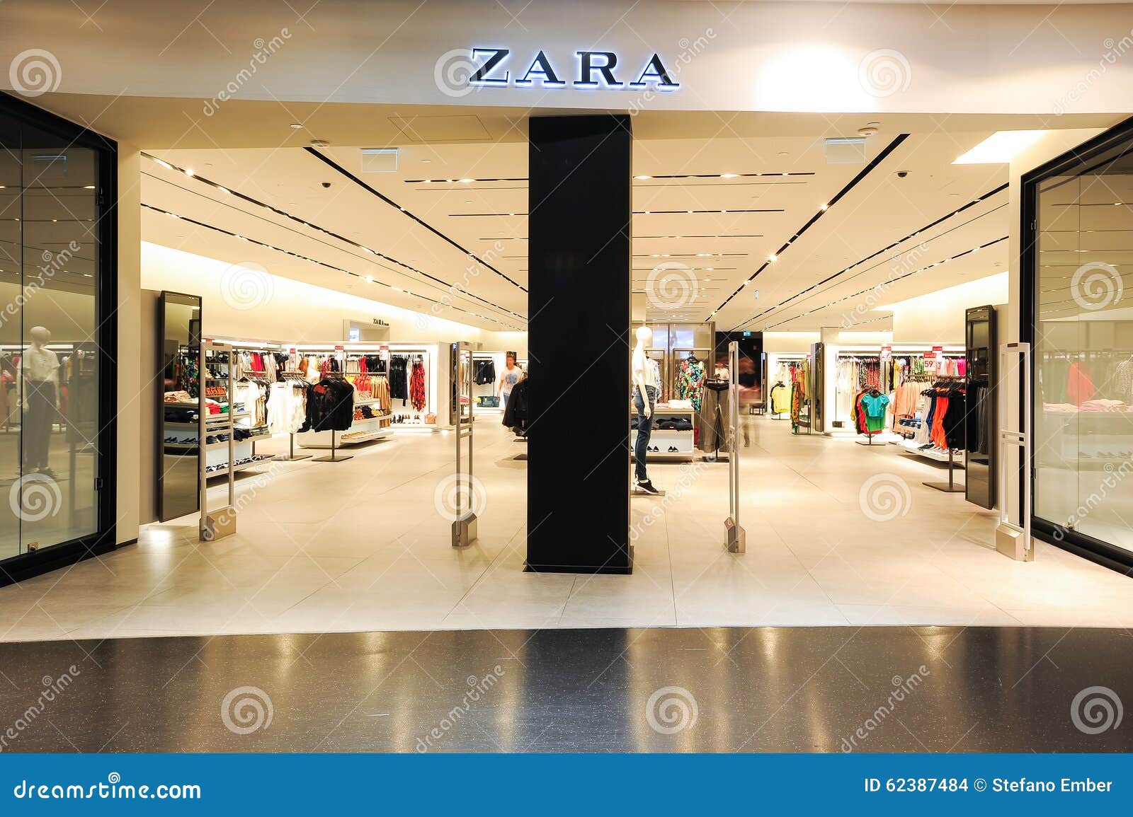 Interior Da Loja Da Roupa Da Forma De Zara Imagem de Stock