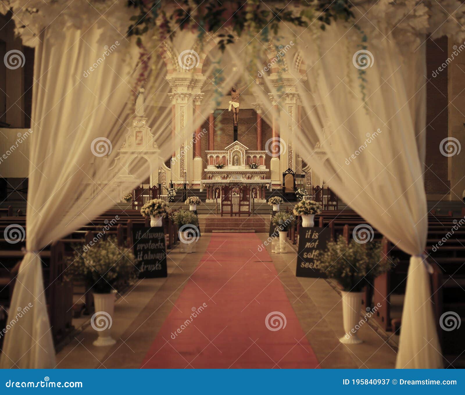 Interior De Bodas De Iglesia Con Filas De Elegantes Sillas Y Arreglos  Florales Imagen de archivo - Imagen de santo, nupcial: 195840937