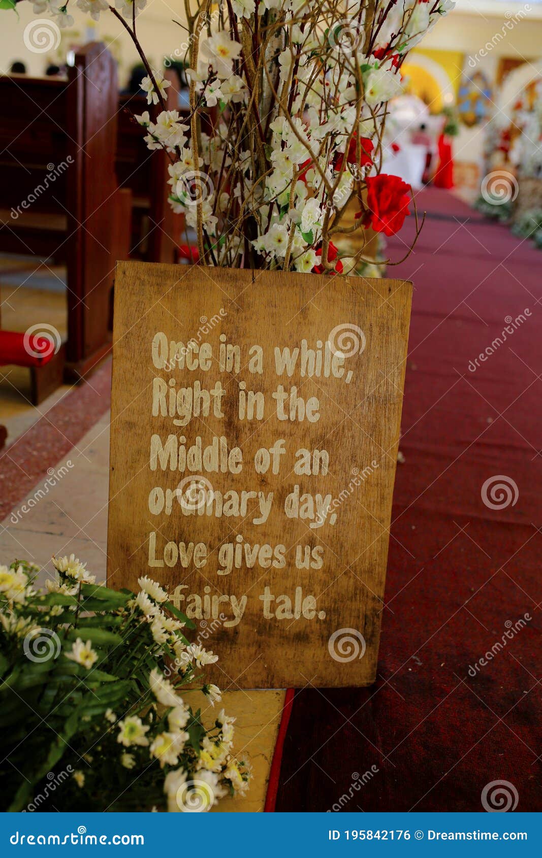 Interior De Bodas De Iglesia Con Filas De Elegantes Sillas Y Arreglos  Florales Foto de archivo - Imagen de amor, santo: 195842176