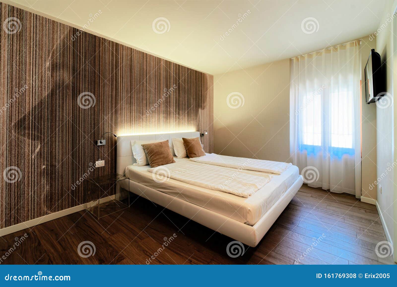consonante Rebobinar microscópico Interior De Dormitorio Con Muebles De Diseño Moderno Hotel Italia Foto de  archivo - Imagen de cabecera, dormitorio: 161769308