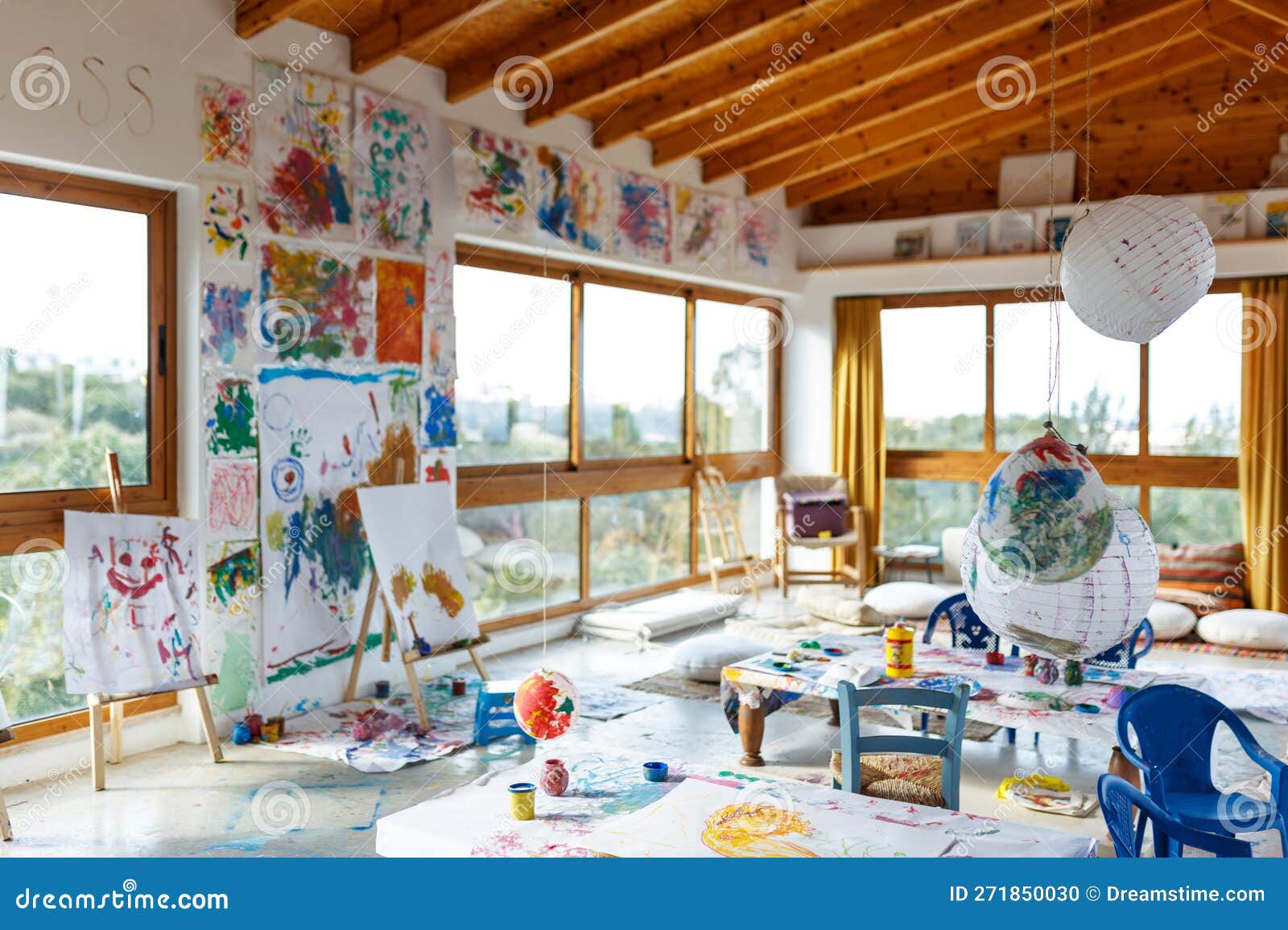 Interior De Estudio De Arte Diurno Con Grandes Ventanas Múltiples Lienzos  Estirados Y Cuadros En Las Clases Magistrales Para Foto de archivo - Imagen  de cuadros, lifestyle: 271850030