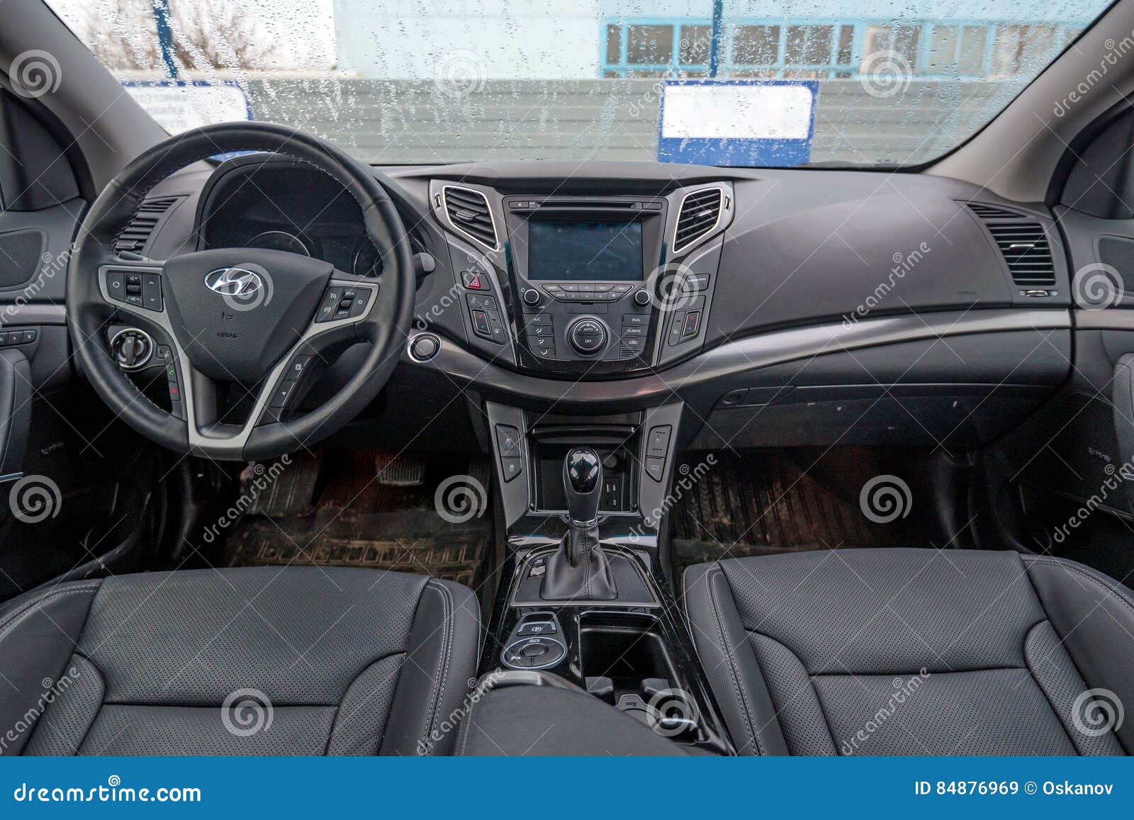 Interior De Hyundai Novo I40 Imagem de Stock Editorial - Imagem de luxo,  escotilha: 84876969, image size:1600x1157