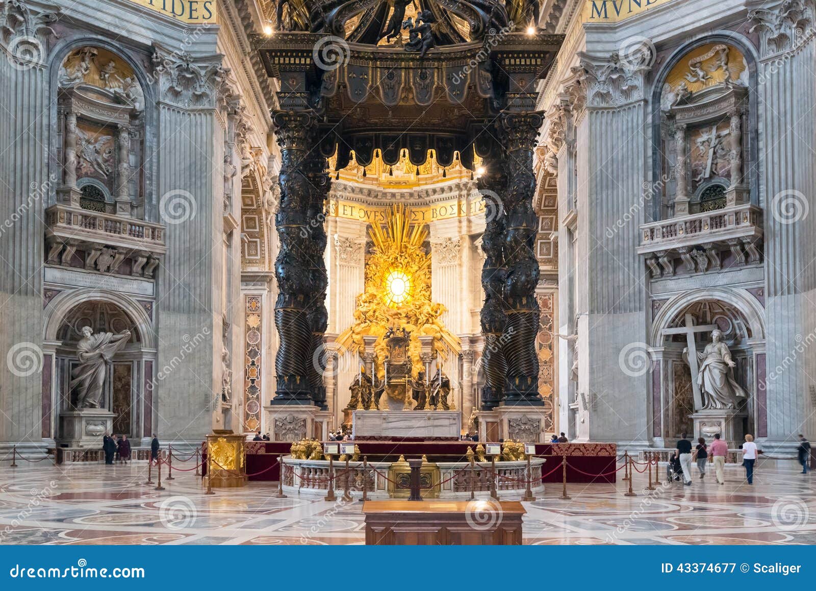 Interior De La Basílica De San Pedro En Roma Fotografía ...