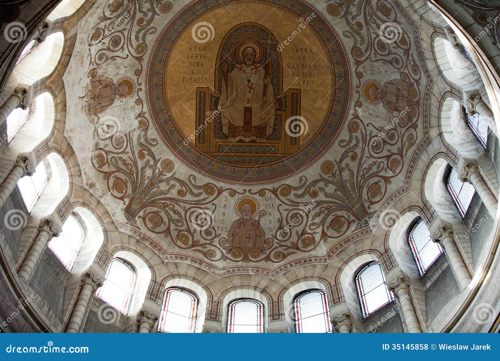 Interior De La Basílica De San Martín, Viajes Foto de archivo Imagen