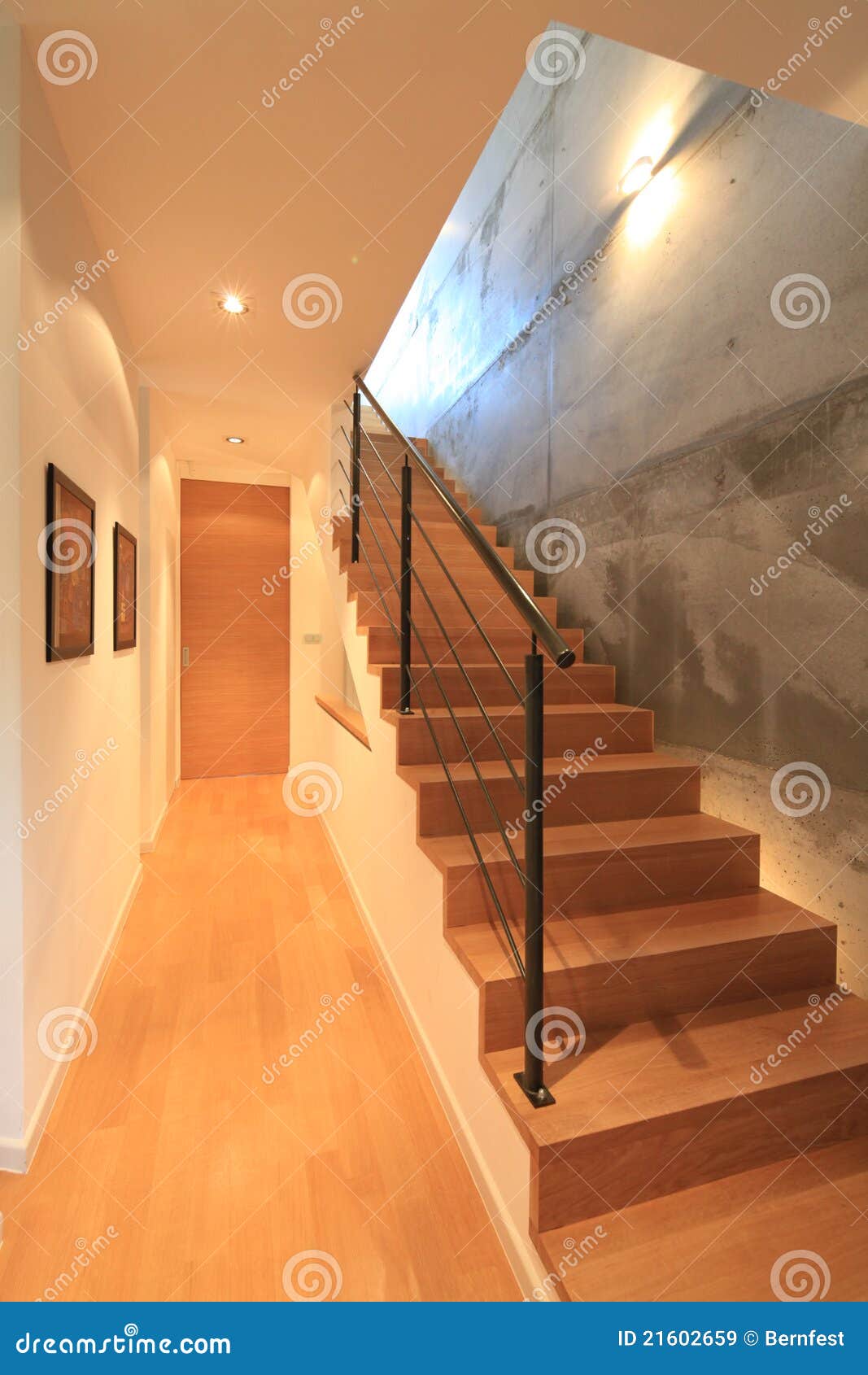 Interior De La Casa Con Las Escaleras Modernas Imagen de archivo - Imagen  de paso, rico: 21602659