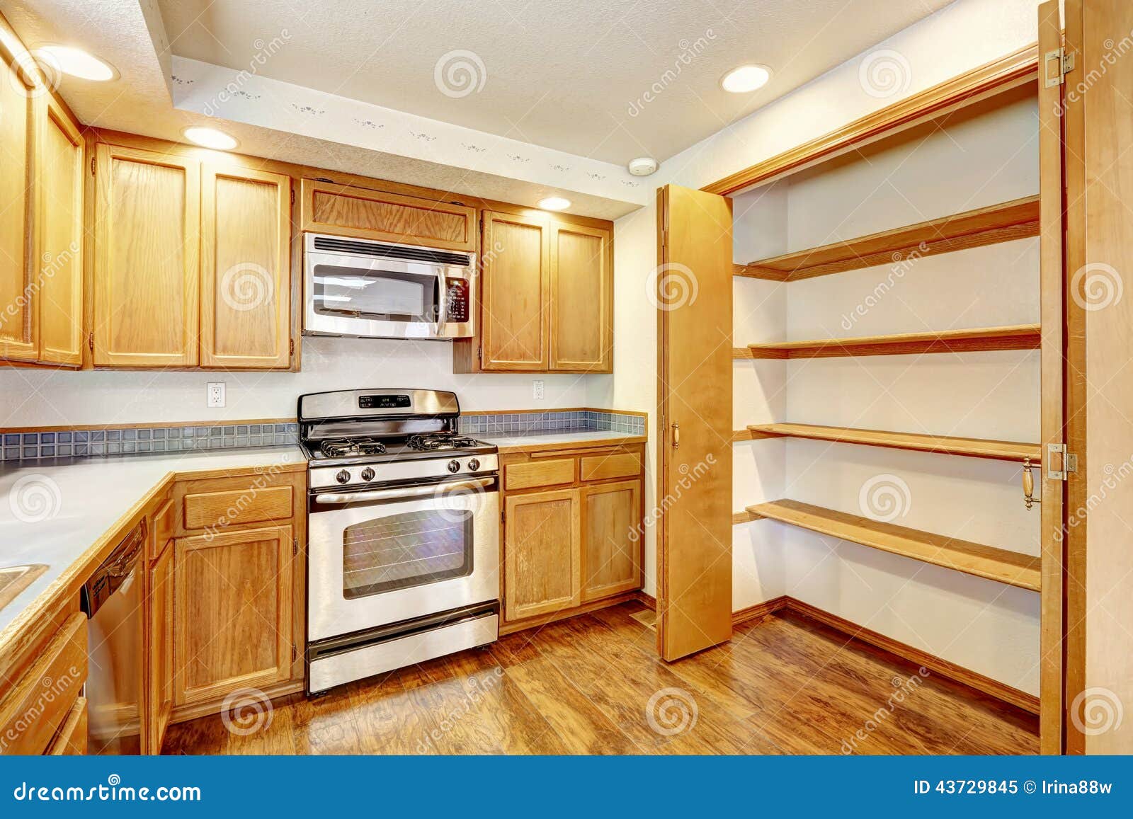 Interior De La Cocina Con Los Estantes Incorporados Imagen de archivo