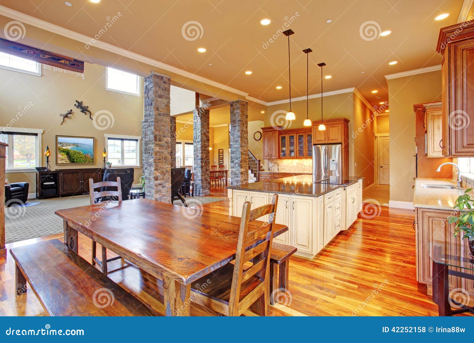 Interior De La Cocina En Casa De Lujo Foto de archivo - Imagen de