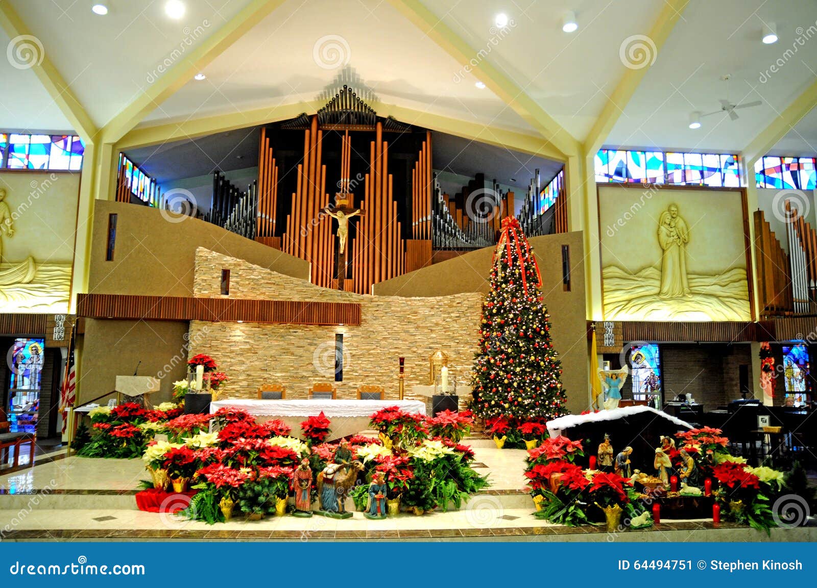 Interior De La Iglesia Católica En La Navidad Imagen de archivo - Imagen de  maria, tubos: 64494751