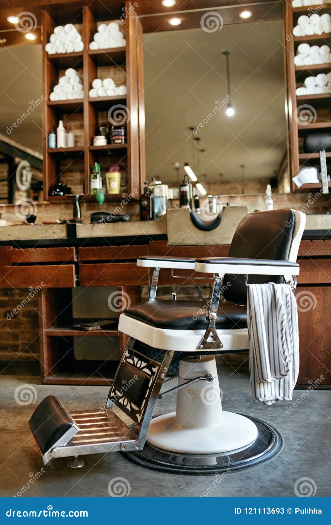Interior De La Peluquería De Caballeros Salón De Pelo De La Belleza De Los Hombres Con La Silla Antigua Imagen de archivo - Imagen de pelo, peluquería: 121113693