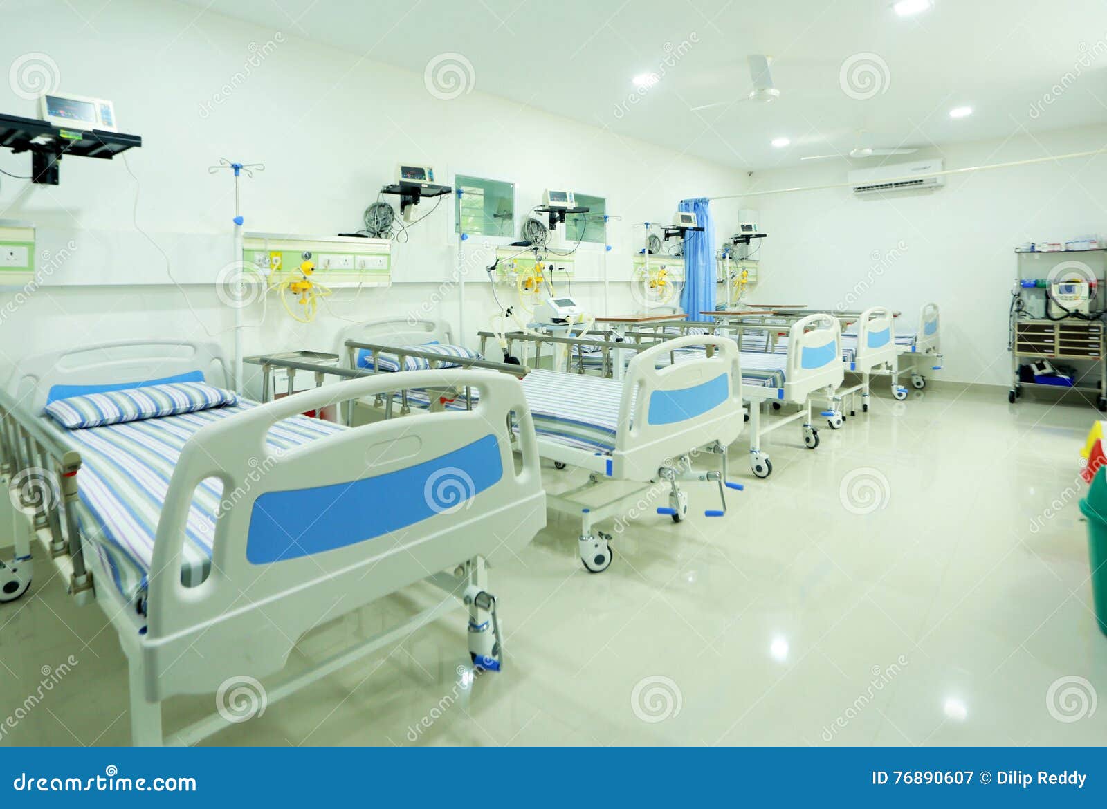 Interior De La Sala De Hospital Imagen de archivo Imagen de forma